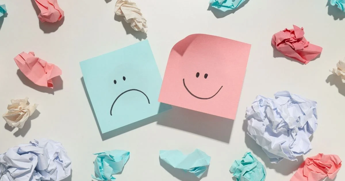 Two sticky notes with a smiley and frowny face.